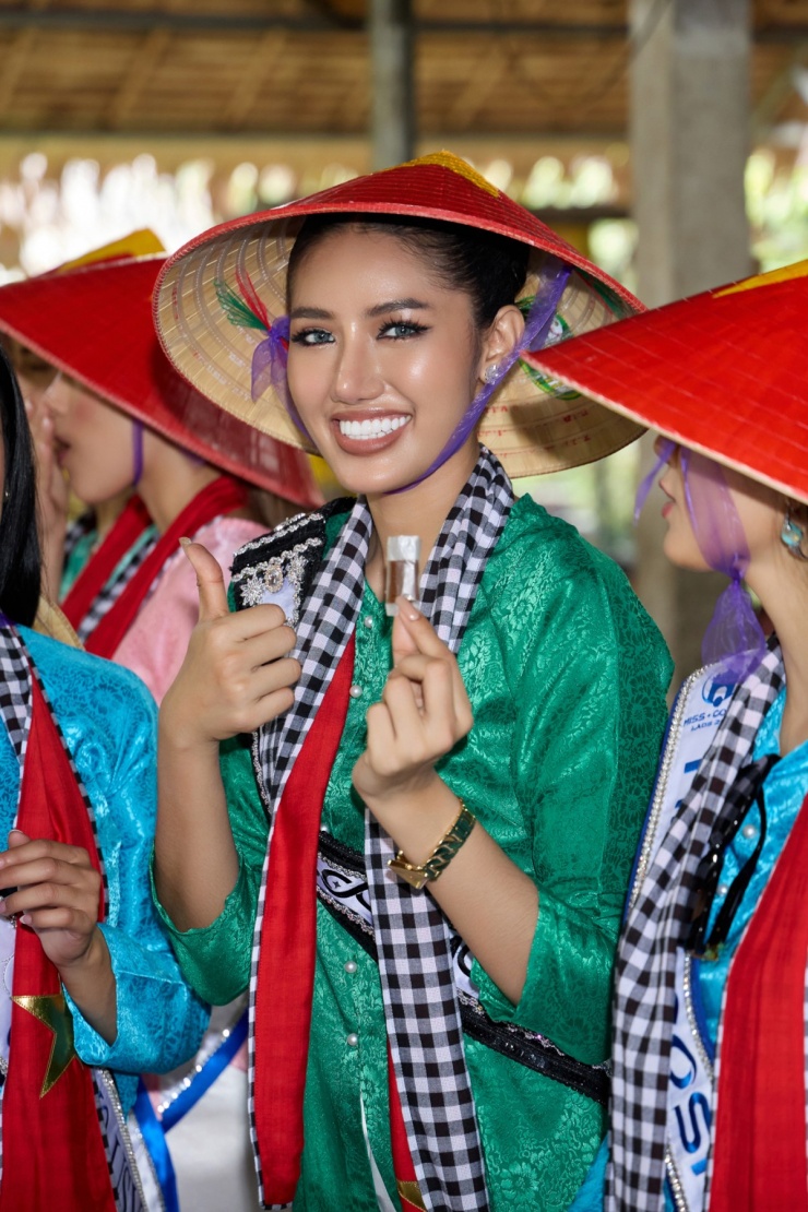 Myint Myat Moe - Miss Cosmo Myanmar 2025 - nói đã mua kẹo về làm quà cho người thân, bạn bè.