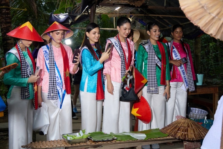 Họ theo dõi các nghệ nhân làm các món bánh truyền thống như da lợn, bò thốt nốt, tằm bì.
