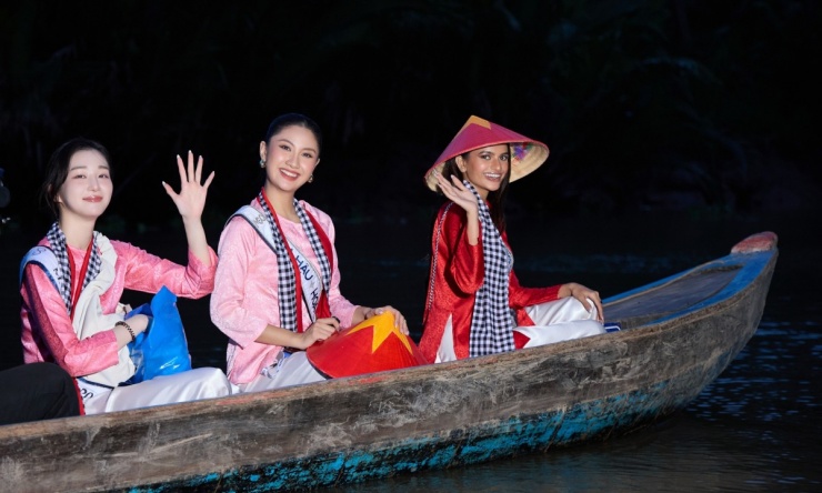 Sau chuỗi trải nghiệm miền Tây Nam Bộ, các người đẹp quay lại TP HCM tham dự họp báo khởi động mùa giải mới.