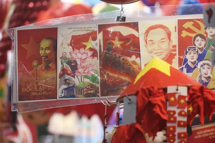 Những bức pano, áp phích mang đậm tính lịch sử được bày bán trên nhiều tuyến phố. Ảnh: HẢI ANH