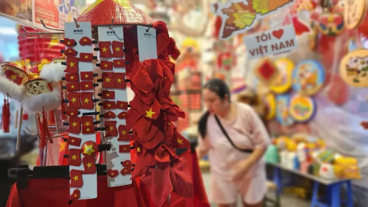 Các sản phẩm dịp này đa dạng từ kẹp tóc, chun buộc tóc, đèn lồng... để phù hợp với nhiều đối tượng, nhiều lứa tuổi. Ảnh: MINH TRÚC