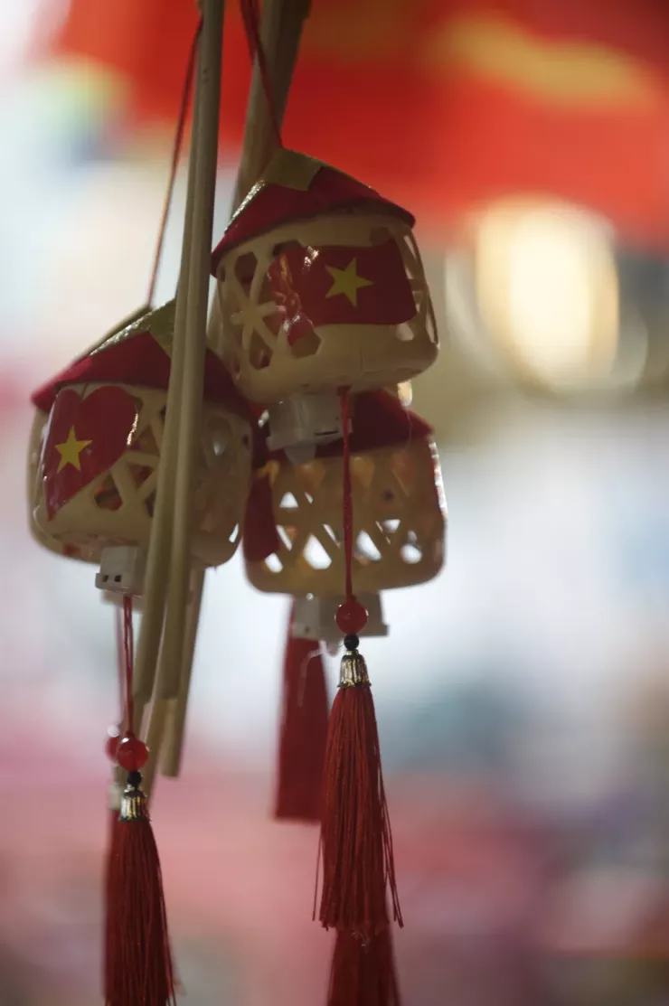 Sắc đỏ ngập tràn phố phường Hà Nội: Từ những món quà nhỏ tới niềm tự hào trong tim - 2