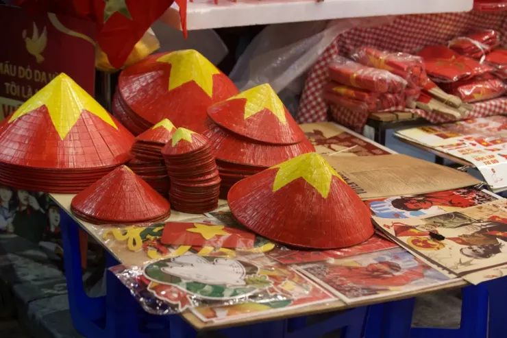 Lá cờ Tổ quốc là biểu tượng thiêng liêng được thấm bằng máu của biết bao thế hệ, vì thế, cờ đỏ sao vàng đã được đưa vào nhiều sản phẩm. Ảnh: HẢI ANH