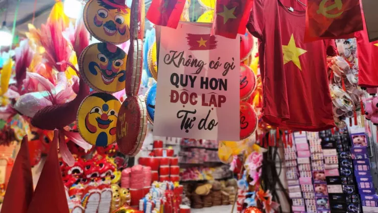 Những sản phẩm rực rỡ sắc đỏ cũng thu hút cả du khách nước ngoài. Ảnh: MINH TRÚC