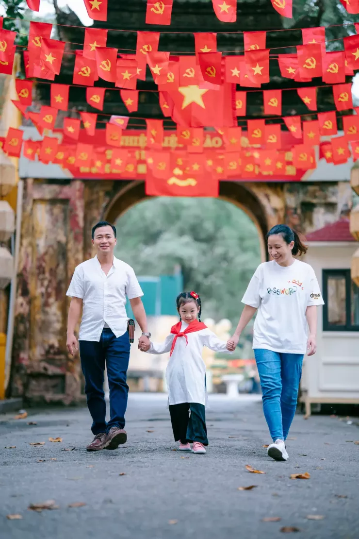 Sắc đỏ ngập tràn phố phường Hà Nội: Từ những món quà nhỏ tới niềm tự hào trong tim - 8