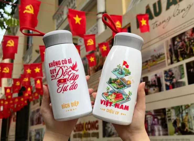 Không chỉ là sản phẩm lưu niệm, nhiều sản phẩm mang tính ứng dụng cao, được đưa vào cuộc sống còn là cách để bày tỏ lòng biết ơn và tự hào dân tộc. Ảnh: MINH TRÚC