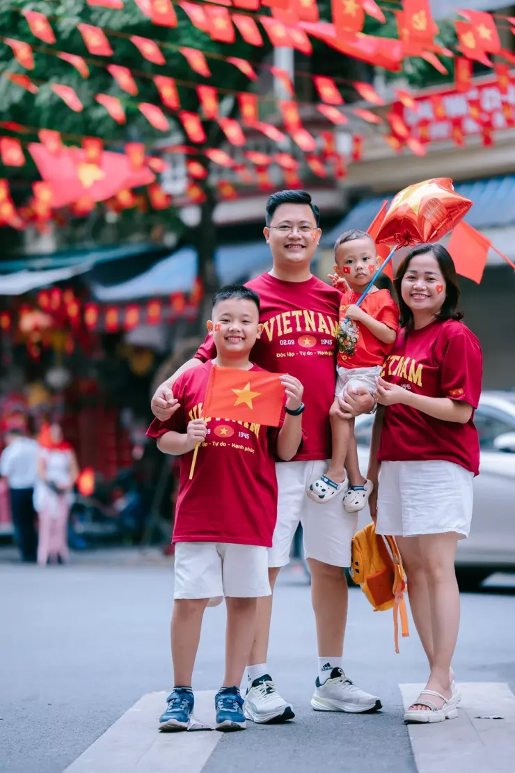 Những bức ảnh thể hiện tình yêu đất nước, hòa cùng không khí những ngày đại lễ của các gia đình được nhiếp ảnh gia Huy Hoan ghi nhận. Ảnh: HUY HOAN