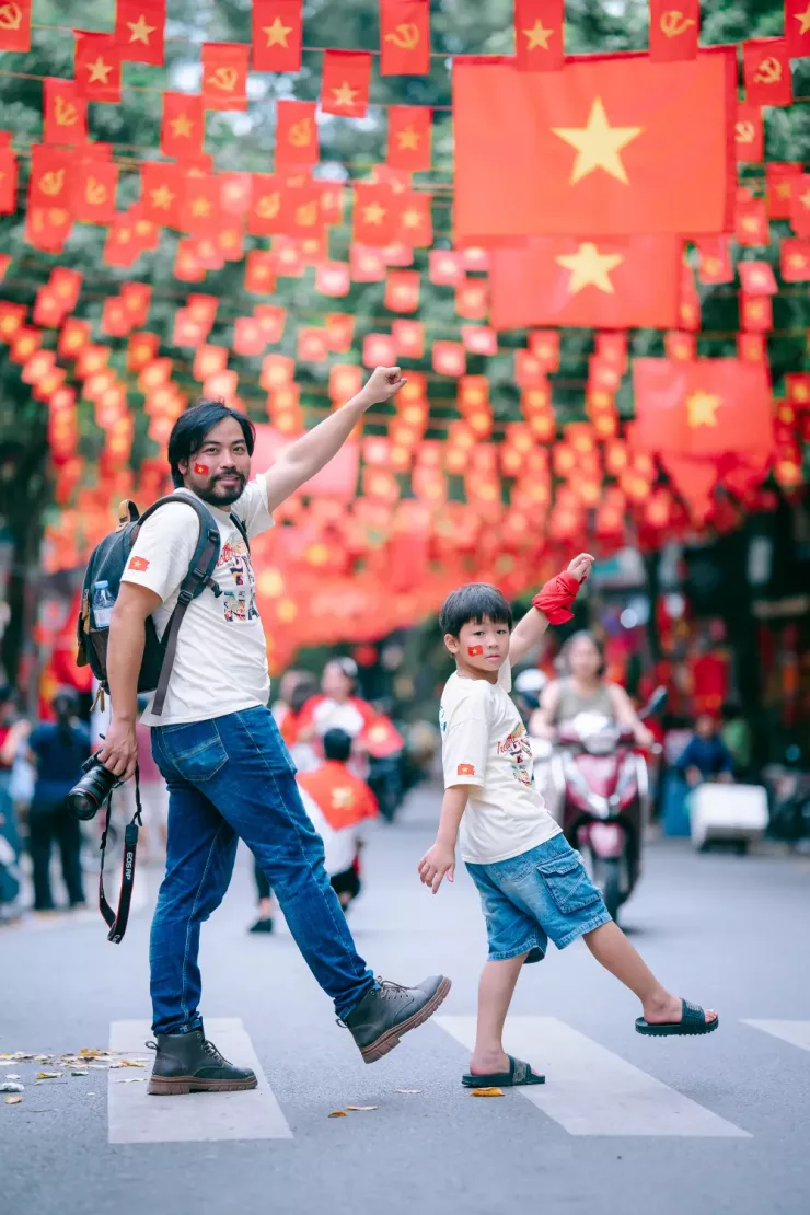 Sắc đỏ ngập tràn phố phường Hà Nội: Từ những món quà nhỏ tới niềm tự hào trong tim - 10