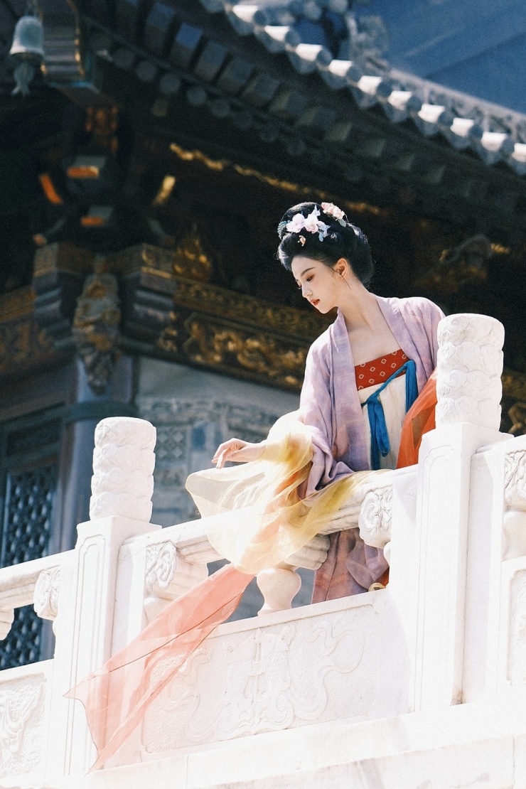 Nhã Khâm 29 tuổi, hoạt động ở làng giải trí chín năm. Cô từng đóng Tam sinh tam thế thập lý đào hoa, Phù Dao hoàng hậu, Thiên cổ quyết trần.