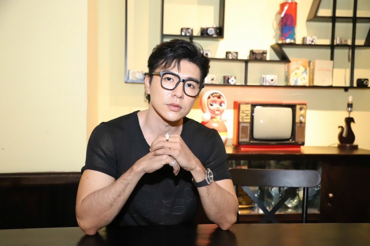 Trước đây, Steven Nguyễn nói anh muốn đóng vai chính diện trong Mưa đỏ, nhưng sau đó thay đổi quan điểm. Nam diễn viên muốn khẳng định bản thân đa dạng, không bị đóng khung do trước đây nhiều lần đóng vai giang hồ, vai Quang là cơ hội để anh thể hiện hình ảnh khác trên màn ảnh rộng.