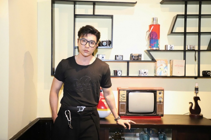 Góp mặt trong dự án hướng tới kỷ niệm 80 năm thành lập nước, với Steven Nguyễn vừa là niềm tự hào vừa là áp lực không nhỏ. "Áp lực là có, thậm chí còn nhiều hơn các đồng nghiệp khác. Vai Quang là nhân vật ở bên kia chiến tuyến. Tôi phải tìm hiểu rất nhiều tư liệu, gặp gỡ các nhân chứng lịch sử để hiểu thêm đời sống của những người lính phía bên kia", anh chia sẻ thêm.