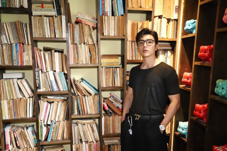 Để hóa thân thành Quang, Steven thay đổi cả chế độ tập luyện và hình thể. Anh cho biết: "Chị Huyền yêu cầu tôi giảm cân, gọn người để phù hợp với hình ảnh người lính. Lúc đó tôi đang trong giai đoạn tập tăng cơ, nên phải gấp rút thay đổi chế độ. Ngoài giờ huấn luyện chung, tôi còn tập gym, hít xà, giảm mỡ, ăn nhiều ức gà và bò nạc".