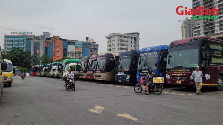 Theo đại diện Bến xe Mỹ Đình, trong các ngày cao điểm tới đây, lượng khách trong các ngày cao điểm chiều đi từ Bến xe Mỹ Đình khoảng 22.000 lượt/ngày, chiều về khoảng 12.000 lượt/ngày, tăng lên hơn 350% so với ngày thường, dự kiến 950 lượt xe/ngày. Ảnh: BẢO LOAN