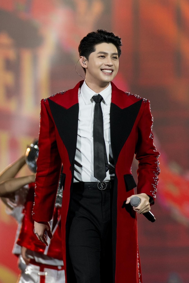 Ngoại hình của Noo Phước Thịnh tại concert "Tổ quốc trong tim" gây sốt mạng xã hội. Ảnh: FBNV