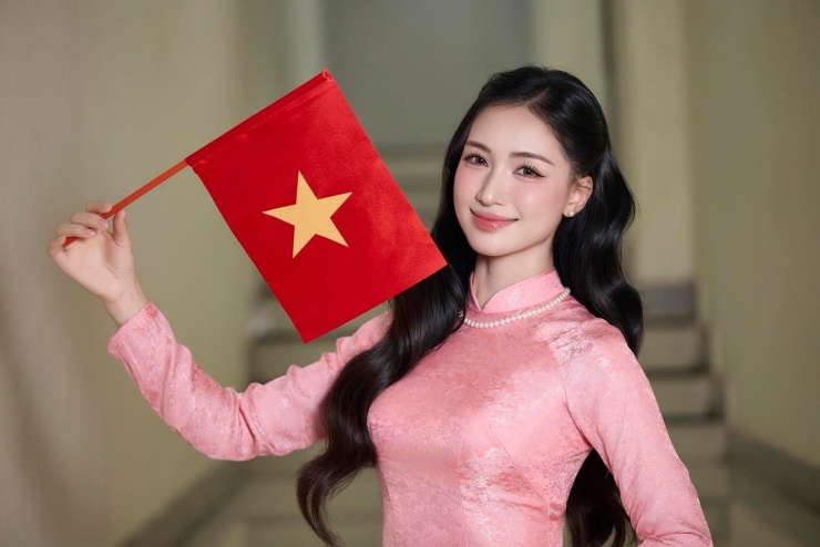 Hòa Minzy tại sự kiện ra mắt phim "Mưa đỏ".&nbsp;