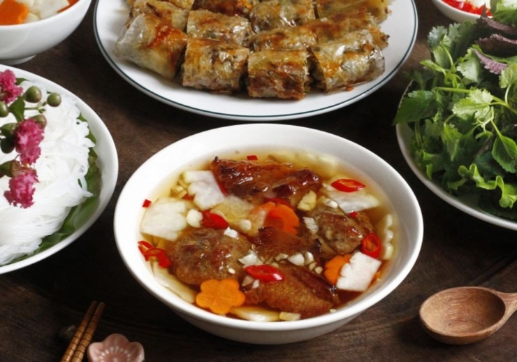 Thưởng thức bún chả Hà Nội. Ảnh dulich