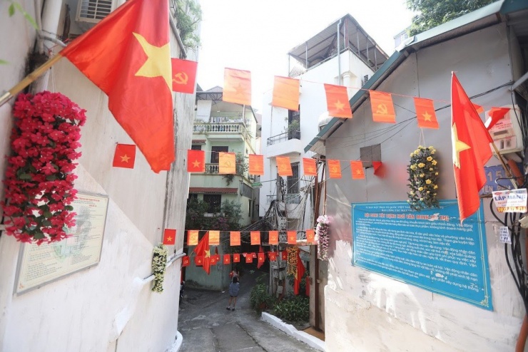 Thong dong trên những con phố rợp cờ đỏ như Phan Đình Phùng, Khâm Thiên, Yên Phụ để ghi lại bộ ảnh check-in rực rỡ. Ảnh Hạ Nhiên