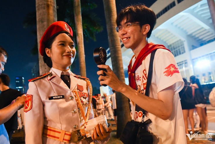 Vạn người reo hò tiếp lửa cho chiến sĩ tập diễu binh trên phố Hà Nội - 12