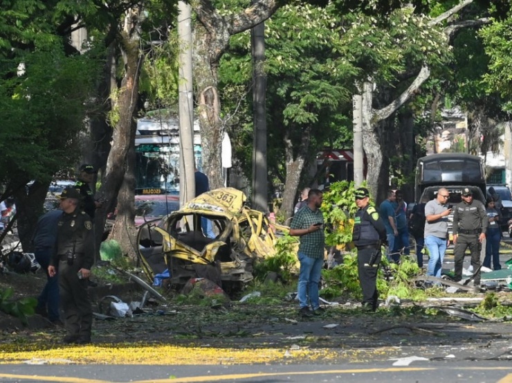 Giới chức Colombia tại hiện trường vụ việc. Ảnh: France24