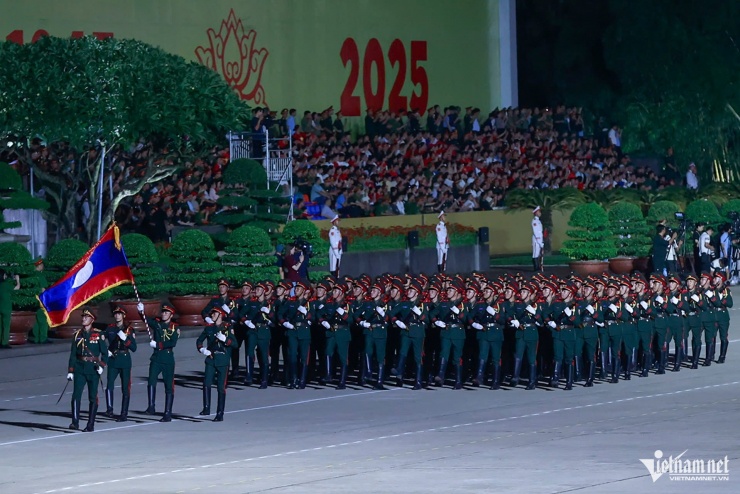 Khối diễu binh của Lào. Ảnh: Phạm Hải