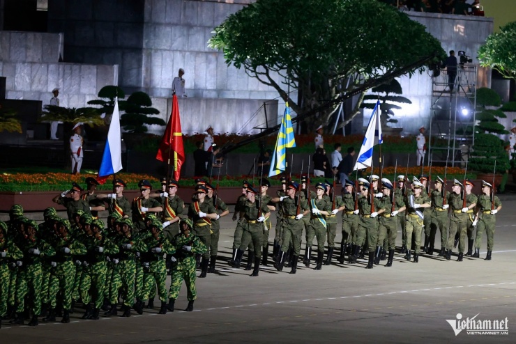 Khối diễu binh của Nga tiến qua lễ đài. Ảnh: Phạm Hải