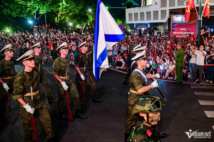 Khối diễu binh Nga trên phố Tràng Tiền. Ảnh: Nguyễn Huế