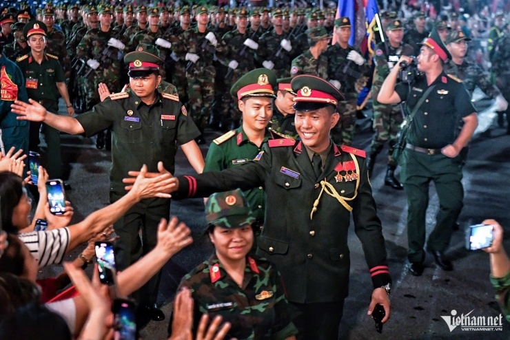 Người dân nồng nhiệt chào đón, cổ vũ các khối diễu binh ba nước. Ảnh: Nguyễn Huế