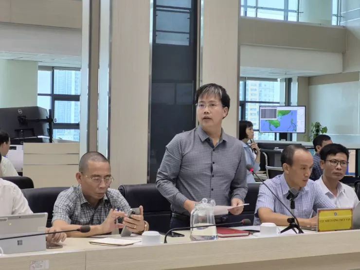 Ông Mai Văn Khiêm, Giám đốc Trung tâm Dự báo Khí tượng thuỷ văn quốc gia báo cáo về diễn biến của áp thấp nhiệt đới/bão. Ảnh: AH