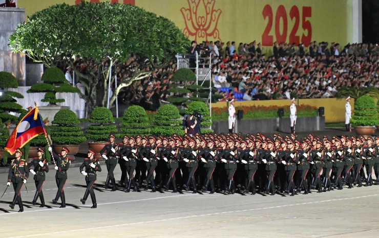 Khối sĩ quan Quân đội nhân dân Lào tiến vào khu vực lễ đài tại buổi tổng hợp luyện tối 21-8. Ảnh: NGUYỄN HƯỞNG