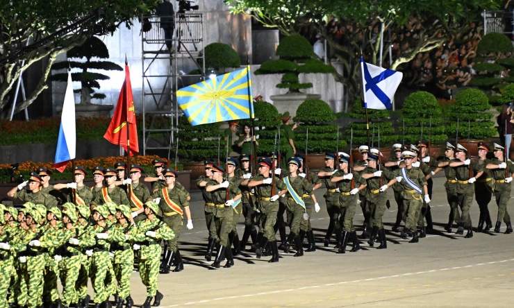Khối Lực lượng vũ trang Liên bang Nga luôn thu hút nhiều tiếng hò reo của người dân. Ảnh: NGUYỄN HƯỞNG