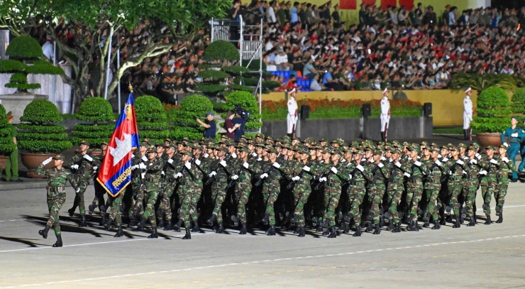 Khối quân nhân Quân đội Hoàng gia Campuchia được nhiều người dân chào đón nhiệt tình. Ảnh: NGUYỄN HƯỞNG