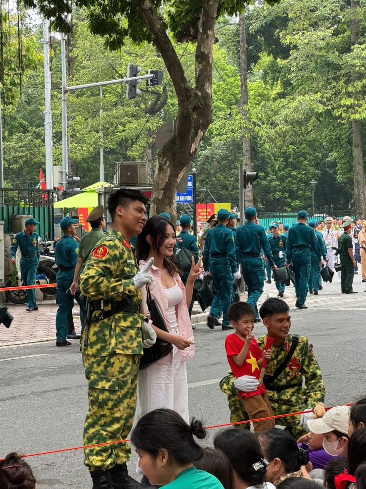 Người dân tranh thủ chụp hình lưu niệm với các quân nhân Lào. Ảnh: UYỂN NHI