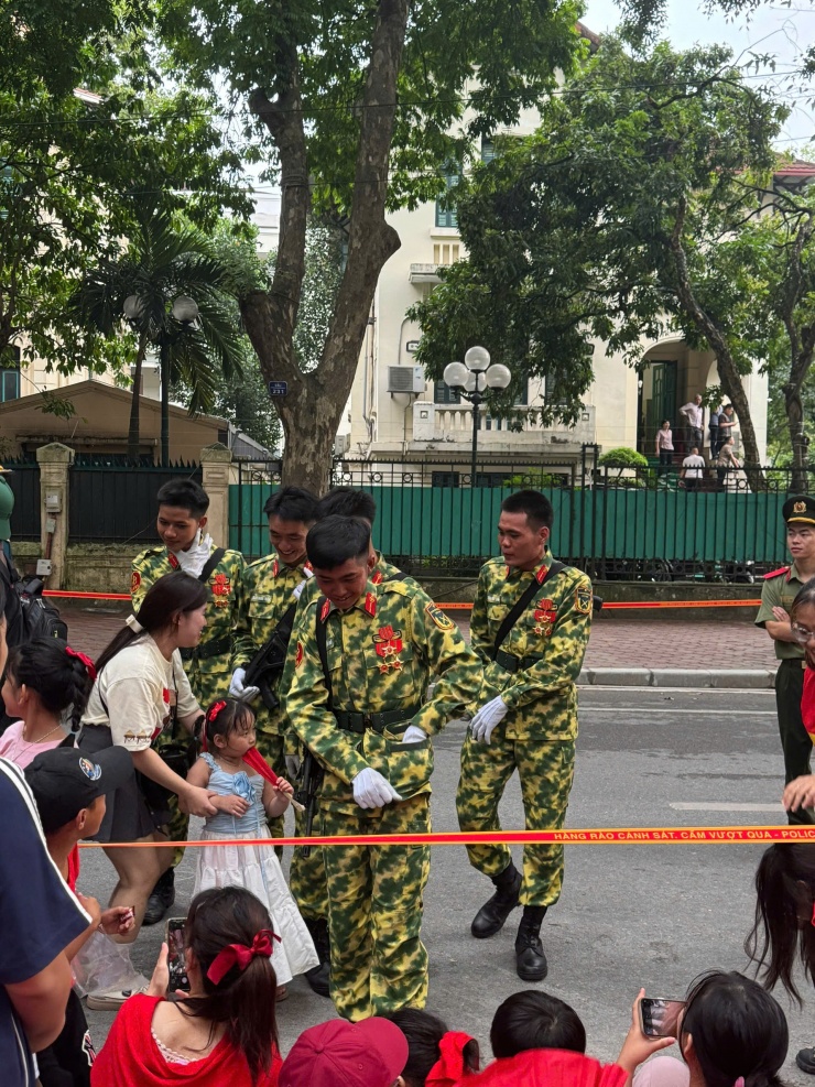 Các quân nhân đến từ xứ Vạn Tượng còn mang theo kẹo để tặng cho các cháu thiếu nhi Việt Nam. Ảnh: THẾ DŨNG - UYỂN NHI