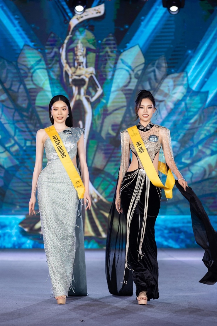 Nguyễn Thị Loan (trái), 26 tuổi, quê Tuyên Quang, từng có sáu năm thi đấu chuyên nghiệp. Người đẹp từng giành huy chương bạc giải trẻ Đông Nam Á ở Thái Lan (2017), Huy chương đồng giải vô địch toàn quốc (2017).