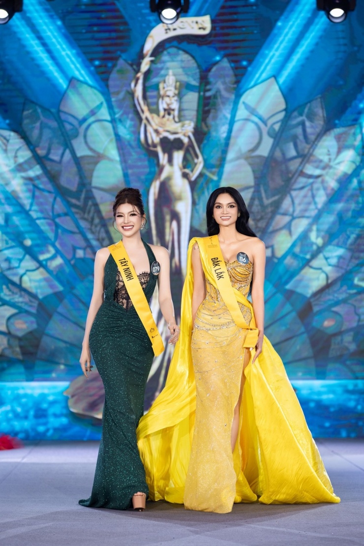 &nbsp; Dàn người đẹp tạo dáng ở hậu trường.