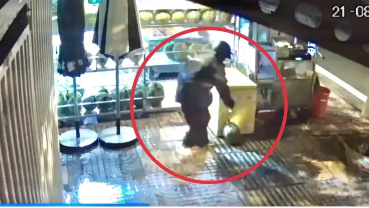 Hai người mặc áo mưa trộm hơn 40kg sầu riêng lúc rạng sáng.