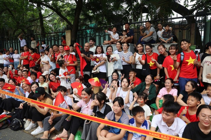 Người dân theo dõi Tổng hợp luyện lần 1 Lễ kỷ niệm.