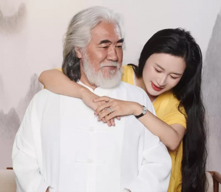 Đạo diễn nổi tiếng rất chiều chuộng vợ trẻ.