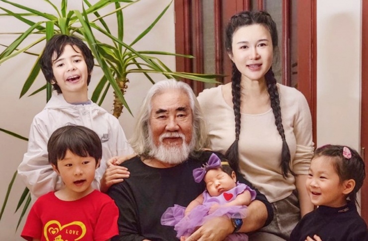 Trương Kỷ Trung bên vợ và 4 người con.