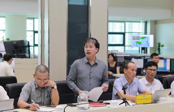 Ông Mai Văn Khiêm, Giám đốc Trung tâm Dự báo khí tượng thủy văn quốc gia báo cáo về diễn biến và dự báo ban đầu về cơn áp thấp nhiệt đới khả năng mạnh lên thành bão. Ảnh: Cục KTTV