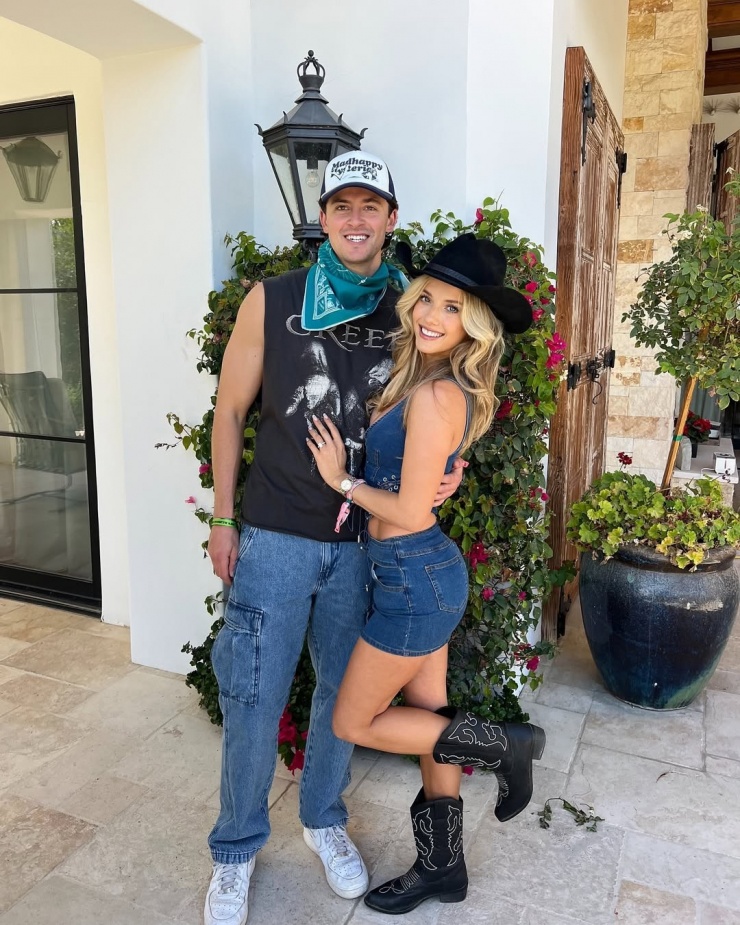 Người đẹp và bạn trai lâu năm - vận động viên khúc côn cầu trên băng Drew Solomon - khoe phong cách cowboy trong chuyến nghỉ dưỡng hồi đầu hè. Cặp sao hẹn hò từ năm 2017, đính hôn giữa năm ngoái.
