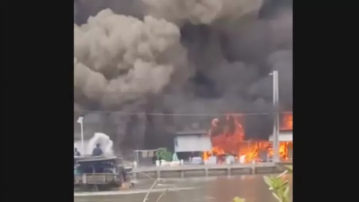 56 kiot ở chợ Thanh Tùng bị thiêu rụi. Ảnh: Cắt từ clip