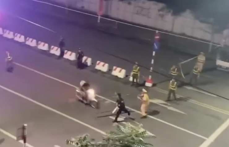 Clip ghi lại sự việc tối 21-8. Ảnh: Cắt từ clip