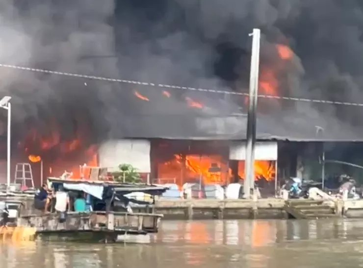 Đám cháy chợ Thanh Tùng trưa nay. Ảnh: CTV