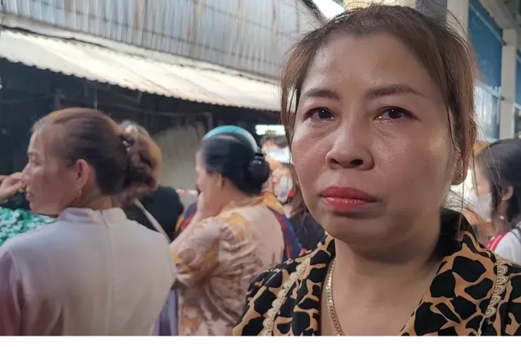 Chị Nguyễn Thị Ái là nạn nhân bị cháy rụi 11 ki ốt trong vụ cháy chợ Thanh Tùng hôm nay. Ảnh: TRẦN VŨ