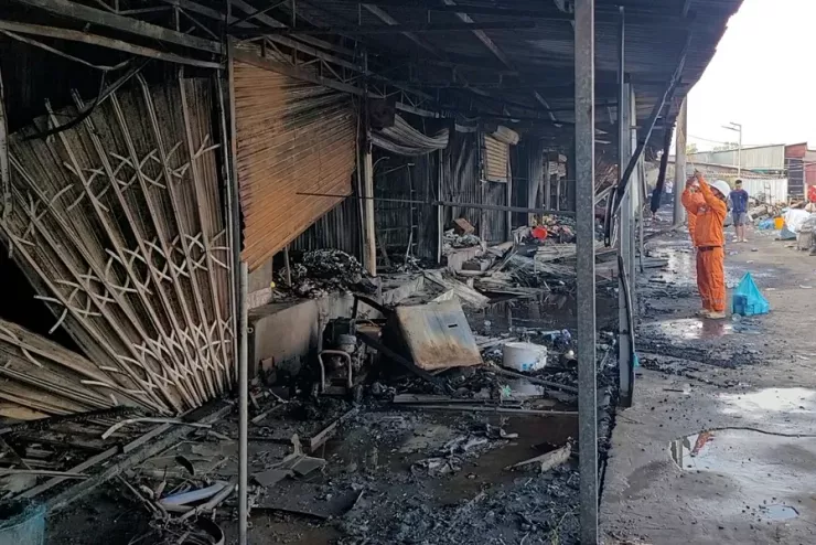 Một góc hiện trường vụ cháy chợ Thanh Tùng. Ảnh: TRẦN VŨ