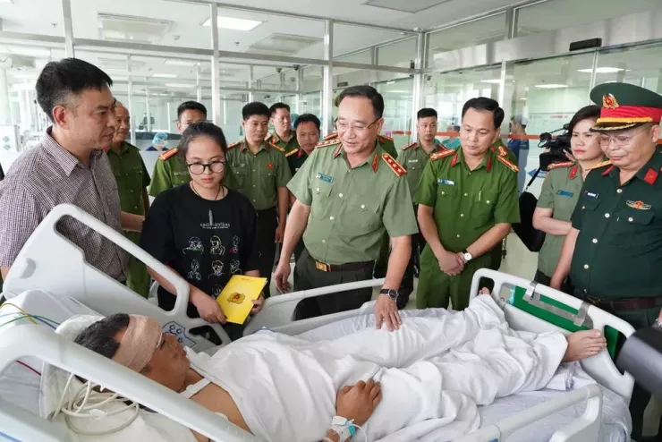 Thứ trưởng Phạm Thế Tùng thăm hỏi, động viên Đại úy Lê Đình Công và gia đình. Ảnh: BỘ CÔNG AN