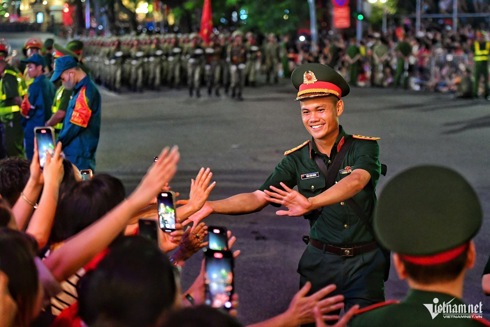 Vạn người reo hò tiếp lửa cho chiến sĩ tập diễu binh trên phố Hà Nội - 5