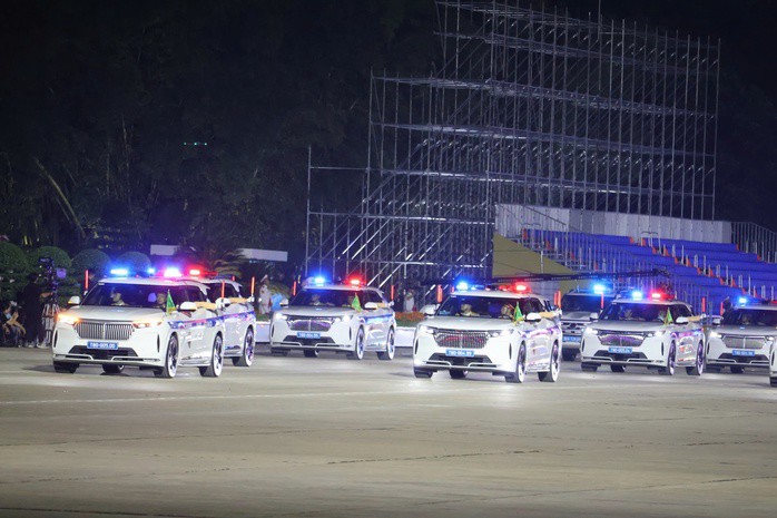 Khối xe Chỉ huy giao thông đi qua Quảng trường Ba Đình. Ảnh: Văn Duẩn