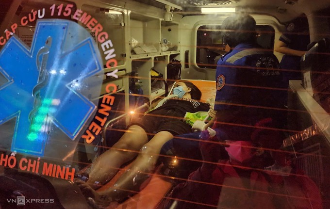 Một phụ nữ được đưa ra ngoài chăm sóc y tế. Ảnh: Đình Văn